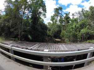 Alte Brücke über einen Creek.