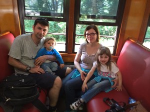 Familienfoto im Wagen