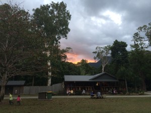 Der Blick auf die Bar von unserem Camper aus am Abend 
