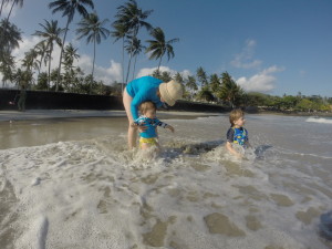 Julia, Samuel und Paula im Meer