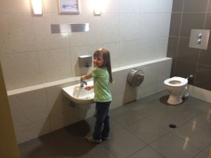 Der Parents Room (Wickelraum) im Queens Plaza - mit kleinem Waschbecken und Klo