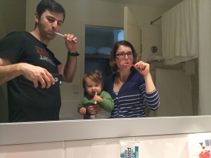 Während Paula schläft, putzen die anderen