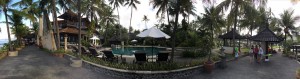 Blick vom Meer auf einen der beiden Pools