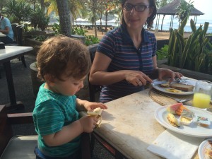 Samuel und Julia beim Frühstück