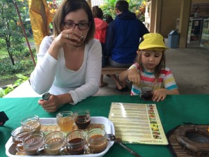 Julia und Paula beim Kaffeeprobieren